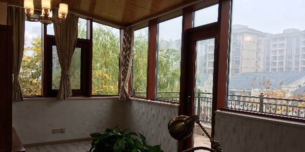香港警察撑住！定制铝包木门窗会像你们一样坚固